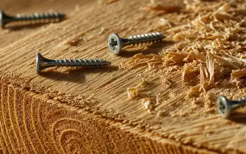 Makroaufnahme von Holzmaserung und Schrauben zeigt Baumaterial, thematisch verbunden mit Lowe's Companies, ISIN US5486611073 - Foto: THN