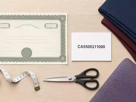 Flatlay mit Aktienzertifikat, ISIN-Karte CA5500211090 und Stoffproben illustriert eine Investition in Lululemon Athletica Anteile - Foto: THN