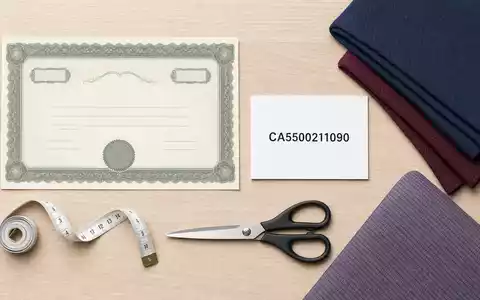 Flatlay mit Aktienzertifikat, ISIN-Karte CA5500211090 und Stoffproben illustriert eine Investition in Lululemon Athletica Anteile - Foto: THN