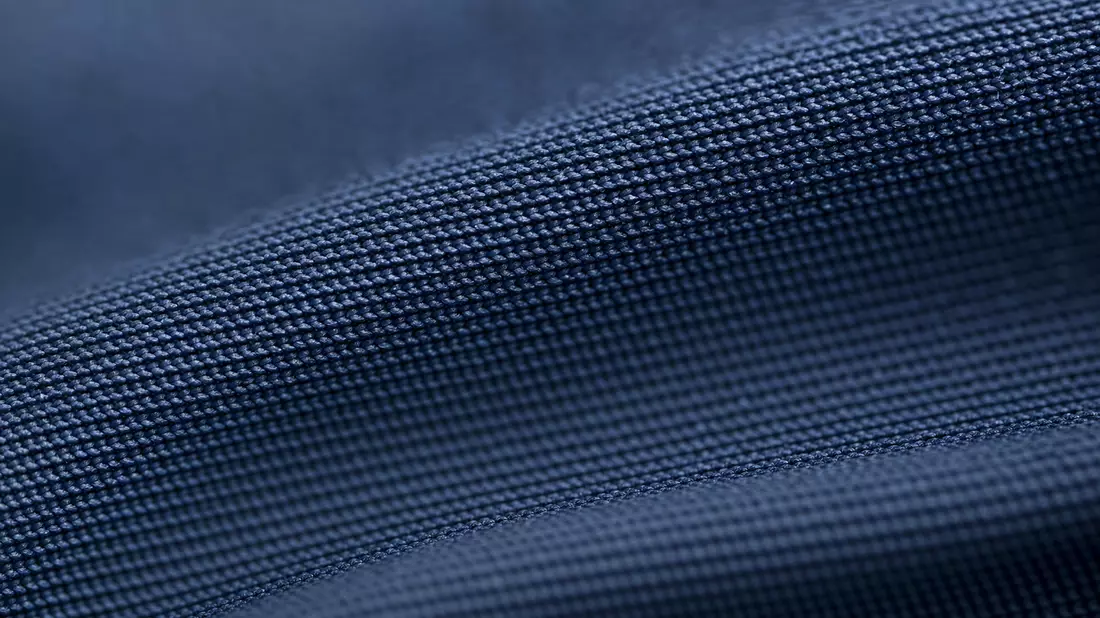 Extreme Nahaufnahme eines blauen technischen Stretch-Gewebes mit feiner Textur