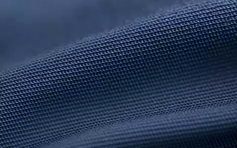 Makroaufnahme von technischem Stretchgewebe zeigt MaterialqualitÀt, passend zur Textilbranche von Lululemon Athletica, ISIN CA5500211090 - Foto: THN