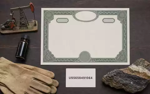 Marathon Oil (US5658491064): Flatlay zeigt Aktienzertifikat, ISIN-Karte, Pumpjack-Modell und Rohölprobe als Branchensymbole - Foto: THN