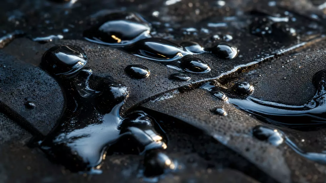 Makroaufnahme von glänzenden Rohöltropfen, Detailmotiv für Marathon Oil