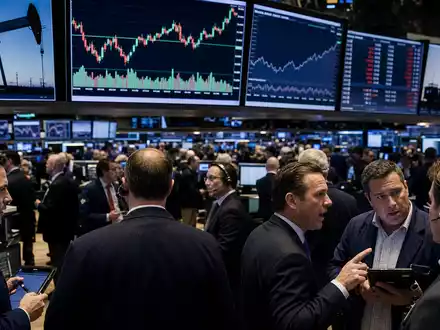 Marathon Oil (US5658491064): Börsen-Editorial zeigt Trading-Floor der NYSE mit Energiesektor-Charts und Öl-Kursverläufen auf großen Bildschirmen - Foto: THN