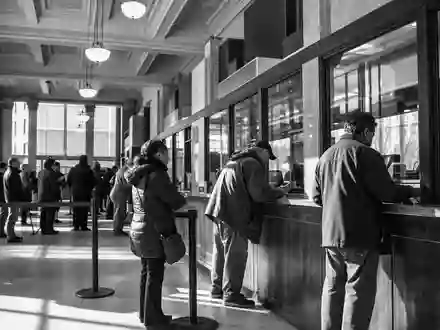 M&T Bank Filialalltag als dokumentarische Schwarz Weiss Reportage mit Kunden und Bankangestellten ISIN US55261F1049 - Foto: THN