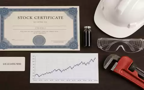Marathon Petroleum US56585A1025 als Flatlay mit Aktienzertifikat, ISIN-Karte, Schutzhelm und weiteren Raffinerie-Utensilien - Foto: THN