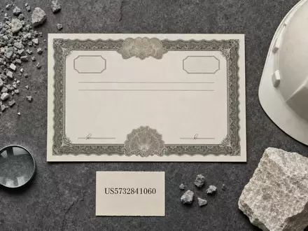 Martin Marietta Materials (US5732841060) dargestellt als stilvolles Flatlay mit Zertifikat, ISIN-Karte, Helm und Gesteinsproben - Foto: THN