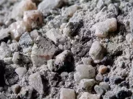 Martin Marietta Materials (US5732841060) zeigt in einer scharfen Makroaufnahme die feine Textur von zerkleinertem Gestein - Foto: THN