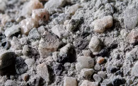 Martin Marietta Materials (US5732841060) zeigt in einer scharfen Makroaufnahme die feine Textur von zerkleinertem Gestein - Foto: THN