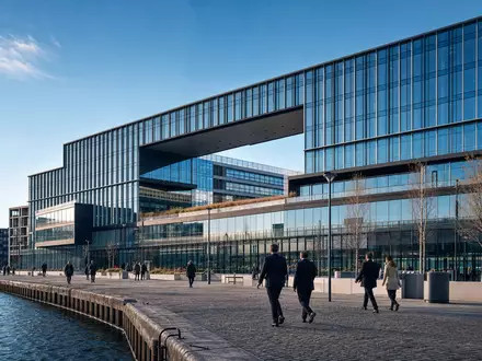 Fotorealistische Aufnahme der Konzernzentrale von Danske Bank A/S, ISIN DK0010274414, am Kopenhagener Hafen bei Tageslicht - Foto: THN