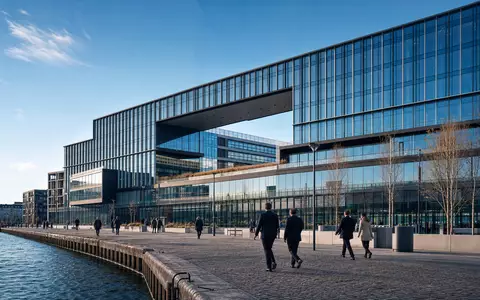 Fotorealistische Aufnahme der Konzernzentrale von Danske Bank A/S, ISIN DK0010274414, am Kopenhagener Hafen bei Tageslicht - Foto: THN