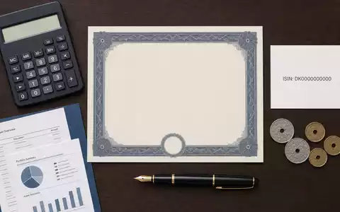Flatlay-Arrangement mit Aktienzertifikat, ISIN-Karte und Finanzutensilien, symbolisch für Danske Bank A/S, ISIN DK0010274414, Investment - Foto: THN