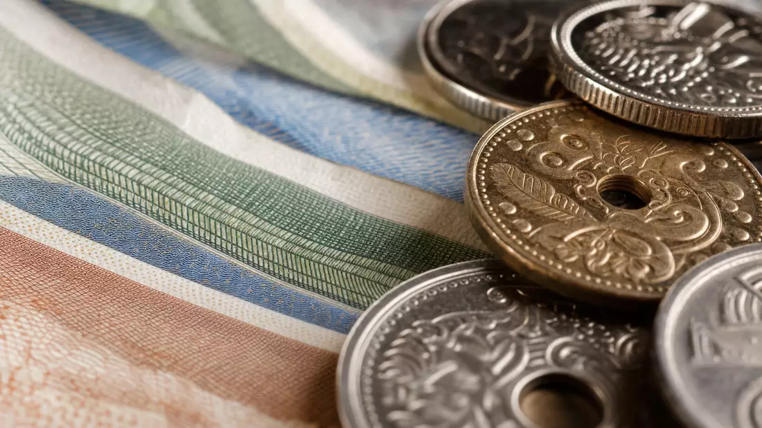 Extreme Nahaufnahme von Banknoten und Münzen mit feinen Details