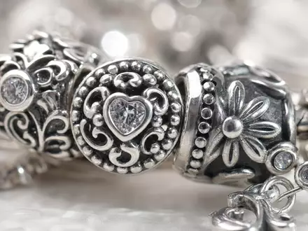 Pandora A/S (DK0060252690) produziert filigranen Silberschmuck, Makroaufnahme zeigt detailreiche Gravuren und Edelsteine im Nahbereich - Foto: THN