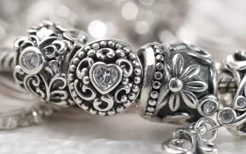Pandora A/S (DK0060252690) produziert filigranen Silberschmuck, Makroaufnahme zeigt detailreiche Gravuren und Edelsteine im Nahbereich - Foto: THN