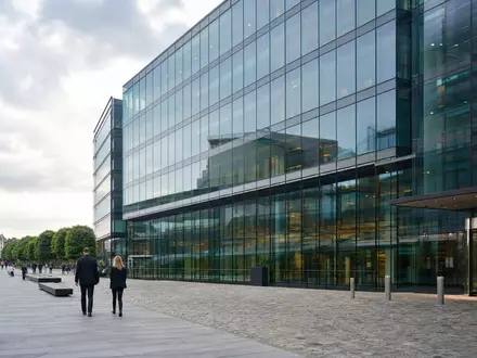 Fotorealistisches Bild zeigt moderne Firmenzentrale und passt thematisch zu Tryg A/S, ISIN DK0060636678, Versicherungsbranche Kopenhagen - Foto: THN