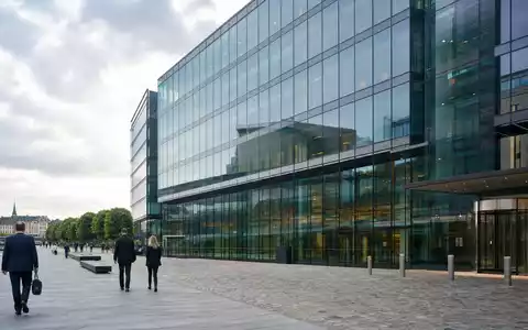 Fotorealistisches Bild zeigt moderne Firmenzentrale und passt thematisch zu Tryg A/S, ISIN DK0060636678, Versicherungsbranche Kopenhagen - Foto: THN