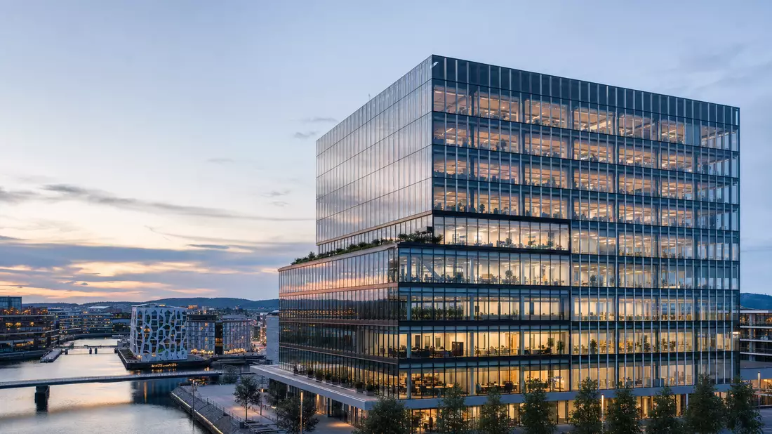 3D-Render eines modernen gläsernen Bürohochhauses in nordischer Skyline zur Dämmerung