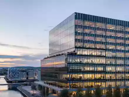 Architektur-Render eines Bürohochhauses steht sinnbildlich für die Konzernstruktur von Tryg A/S, ISIN DK0060636678 - Foto: THN
