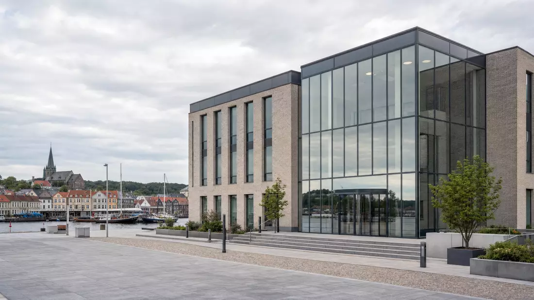 Modernes Bankgebäude am Hafen von Aabenraa, Sydbank A/S, ISIN DK0010311471