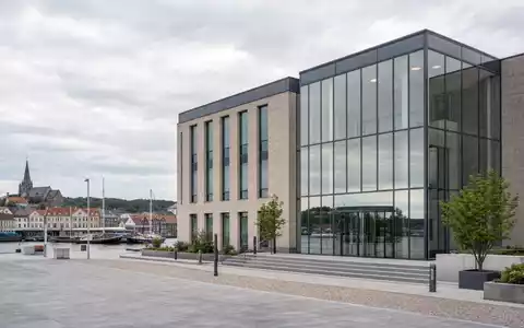 Fotorealistisches Bankgebäude in Aabenraa zeigt Sydbank A/S, dänische Bank mit ISIN DK0010311471 am Wasser - Foto: THN