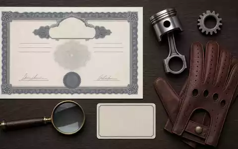 Flatlay mit Aktienzertifikat und ISIN-Karte symbolisiert eine Kapitalanlage in Mercedes-Benz Group AG (DE0007100000) - Foto: THN
