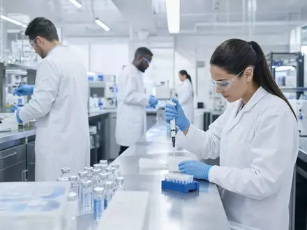 Fotorealistisches Pharma-Labor zeigt Forschung von Johnson & Johnson, ISIN US4781601046, mit Wissenschaftlern und Impfstoffen - Foto: THN