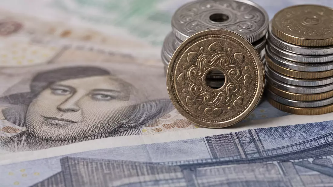 Makroaufnahme dänischer Kronen-Münzen und Banknoten mit feiner Textur
