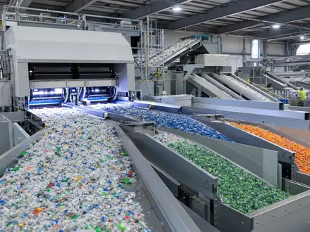 Fotorealistische Sortieranlage zeigt Tomra Systems ASA NO0005668905 als führenden Anbieter sensorbasierter Recyclingtechnologie - Foto: THN