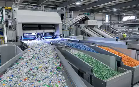 Fotorealistische Sortieranlage zeigt Tomra Systems ASA NO0005668905 als führenden Anbieter sensorbasierter Recyclingtechnologie - Foto: THN