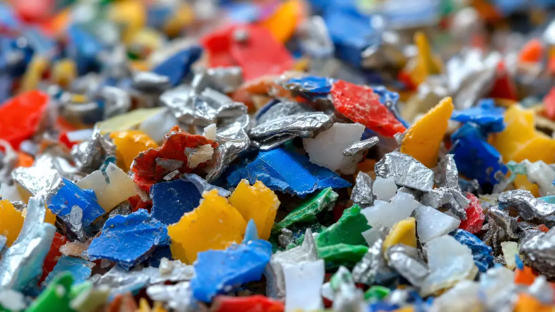 Extreme Nahaufnahme von bunten Kunststoff- und Metallfragmenten