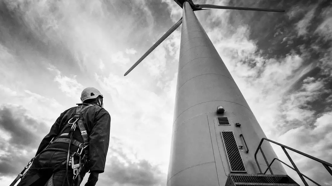 SW-Reportagefoto eines Technikers vor einer Windkraftanlage mit Sicherheitsgurt