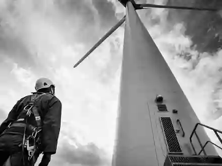 AES Corp. US00130H1059 black and white reportage technician inspecting wind turbine infrastructure - Foto: THN