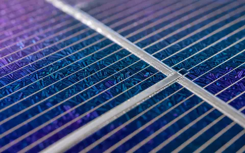 AES Corp. US00130H1059 macro photograph of monocrystalline silicon solar cell crystal structure - Foto: THN