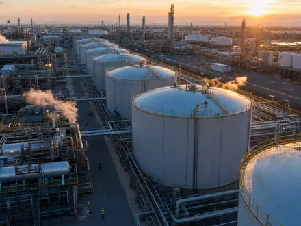 Air Liquide S.A. betreibt Industriegase-Anlagen mit riesigen kryogenen Tanks weltweit, ISIN FR0000120073 - Foto: THN