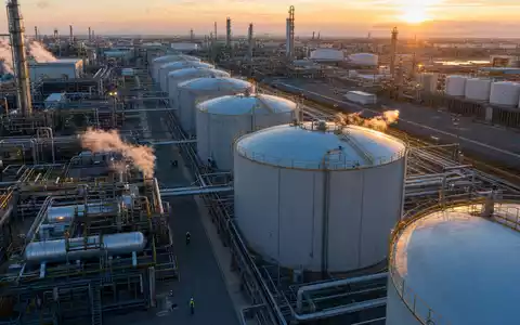 Air Liquide S.A. betreibt Industriegase-Anlagen mit riesigen kryogenen Tanks weltweit, ISIN FR0000120073 - Foto: THN