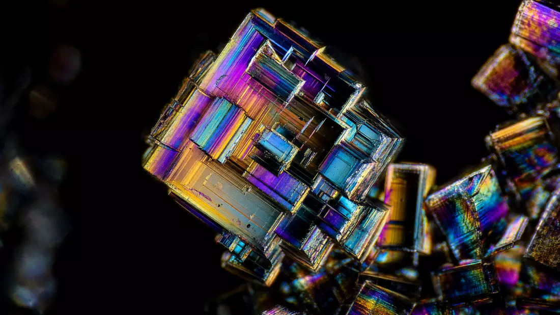 Makro-Aufnahme eines Proteinkristalls im Polarisationslicht – Agilent Technologies
