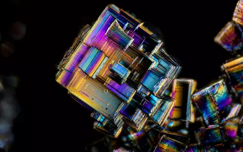 Agilent Technologies Inc. (US00846U1016) extreme macro protein crystal polarized light prismatic spectral colors microscopy - Foto: THN
