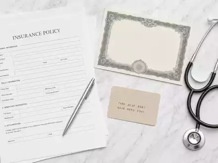 AFLAC Inc. insurance flatlay with policy form stethoscope pen certificate ISIN US0010551028 - Foto: THN