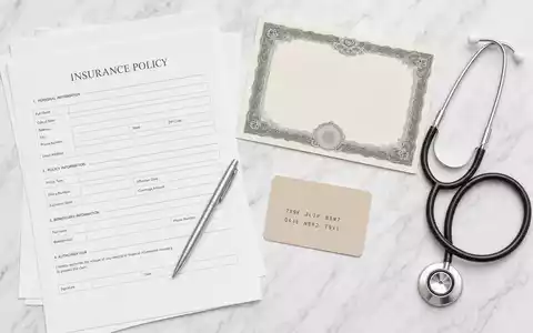 AFLAC Inc. insurance flatlay with policy form stethoscope pen certificate ISIN US0010551028 - Foto: THN