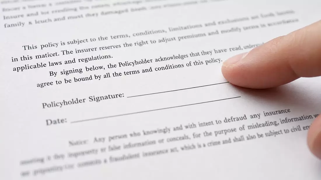 Makroaufnahme: Versicherungsvertrag mit Unterschriftenzeile im Detail