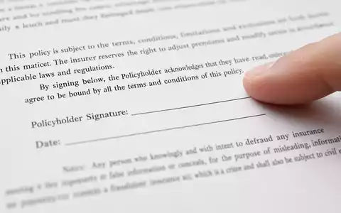 AFLAC Inc. macro photography of insurance contract signature section close-up detail, ISIN US0010551028 policy documentation - Foto: THN