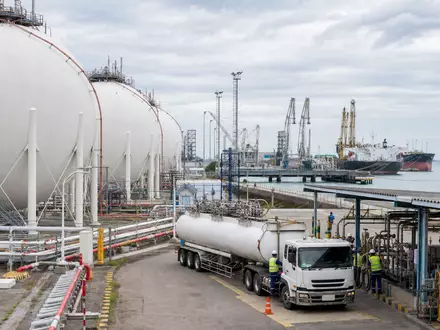Rubis SCA (ISIN FR0000060618) betreibt LPG-Terminal mit Tanklastwagen an geschäftigem Hafen für Energieverteilung - Foto: THN