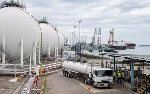 Rubis SCA (ISIN FR0000060618) betreibt LPG-Terminal mit Tanklastwagen an geschäftigem Hafen für Energieverteilung - Foto: THN