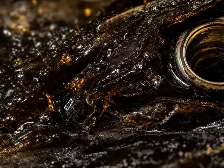 Makroaufnahme von glänzendem Bitumen und Ventilgewinde illustriert Kerngeschäft von Rubis SCA (ISIN FR0000060618) - Foto: THN