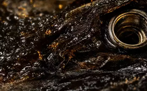 Makroaufnahme von glänzendem Bitumen und Ventilgewinde illustriert Kerngeschäft von Rubis SCA (ISIN FR0000060618) - Foto: THN