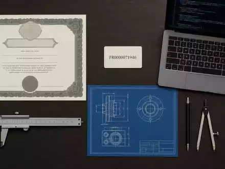 Alten SA (FR0000071946) als Engineering-Dienstleister zeigt sich hier im Flatlay mit Aktienzertifikat und technischen Werkzeugen - Foto: THN
