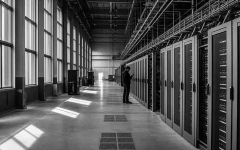 Sopra Steria Group FR0000050809 dokumentiert ein Rechenzentrum mit Servertechniker in dokumentarischer Schwarzweiß-Reportage-Aufnahme des Standorts - Foto: THN