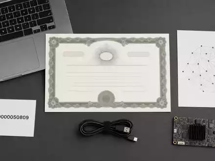 Sopra Steria Group FR0000050809 arrangiert Aktienzertifikat, ISIN-Karte und IT-Zubehör übersichtlich als minimalistisches Flatlay-Stillleben - Foto: THN