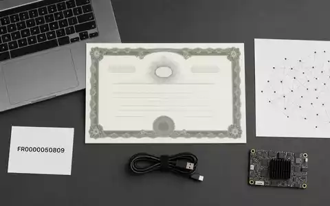 Sopra Steria Group FR0000050809 arrangiert Aktienzertifikat, ISIN-Karte und IT-Zubehör übersichtlich als minimalistisches Flatlay-Stillleben - Foto: THN